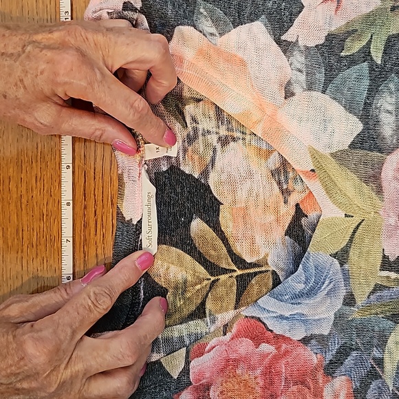 Pretty large floral print long, vneck, tunic top - Picture 6 of 9